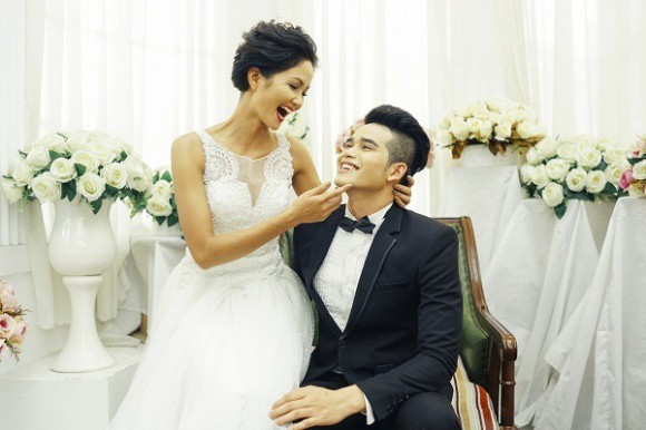 Thực hư thông tin Tân Hoa hậu Hoàn vũ HHen Niê đã kết hôn cùng bạn trai lâu năm Thực hư thông tin Tân Hoa hậu Hoàn vũ HHen Niê đã kết hôn cùng bạn trai lâu năm